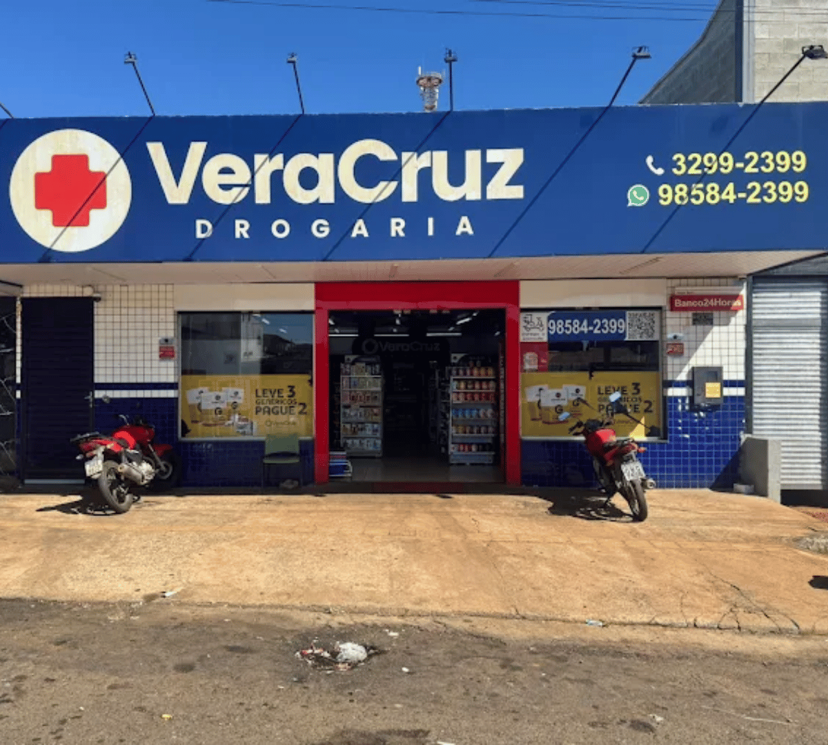 Farmacêutica atendendo cliente com atenção e cuidado