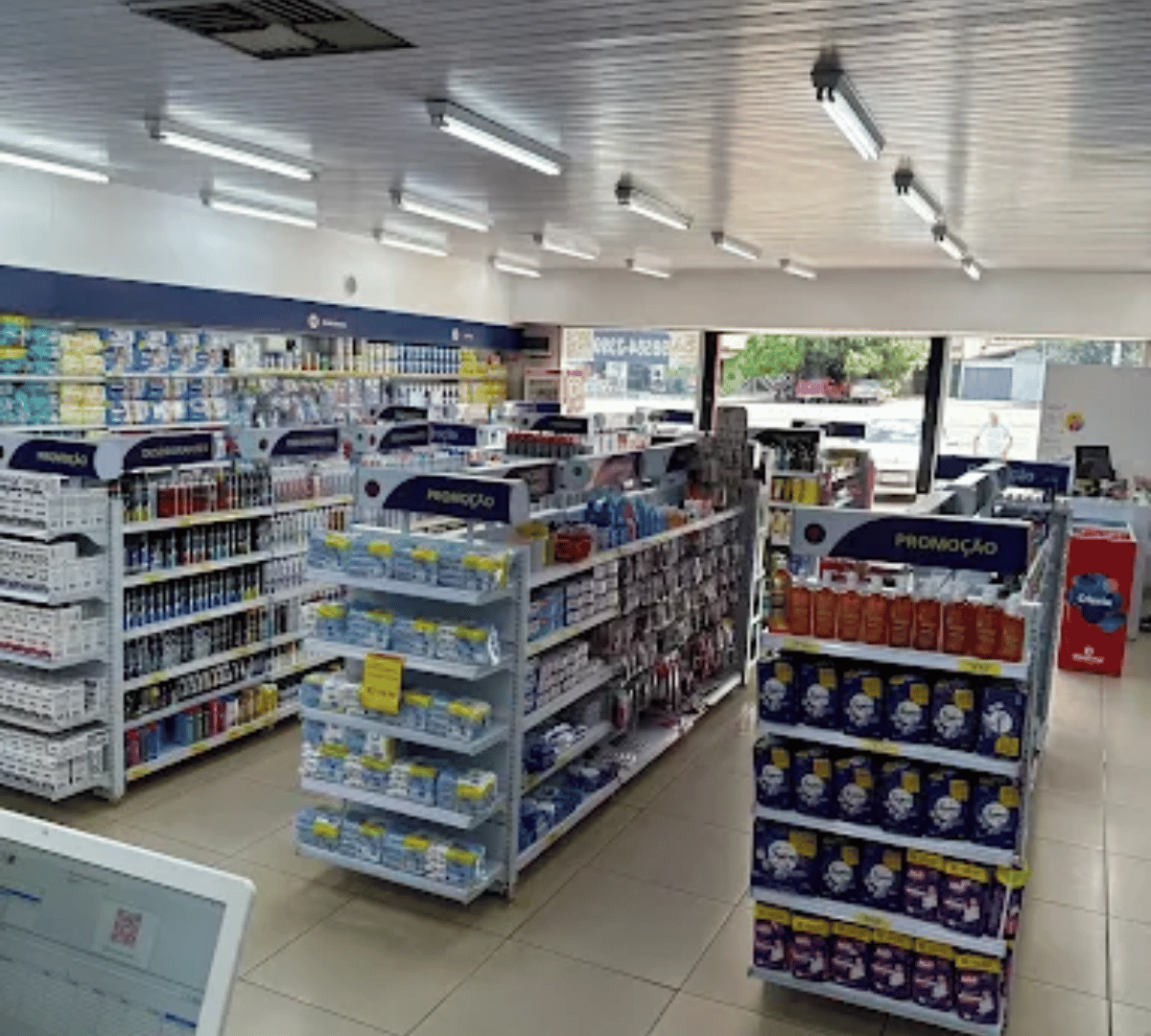 Corredor com ampla variedade de produtos de saúde e bem-estar